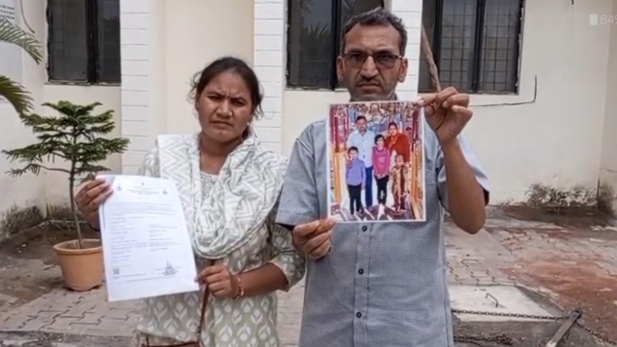 शिकायतकर्ता चंद्रकला ने हापुड़ एसपी से कार्रवाई की मांग की है. (Photo:ITG)