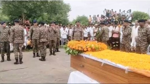 राजकीय सम्मान के साथ जवान का अंतिम संस्कार (Photo: Screengrab)