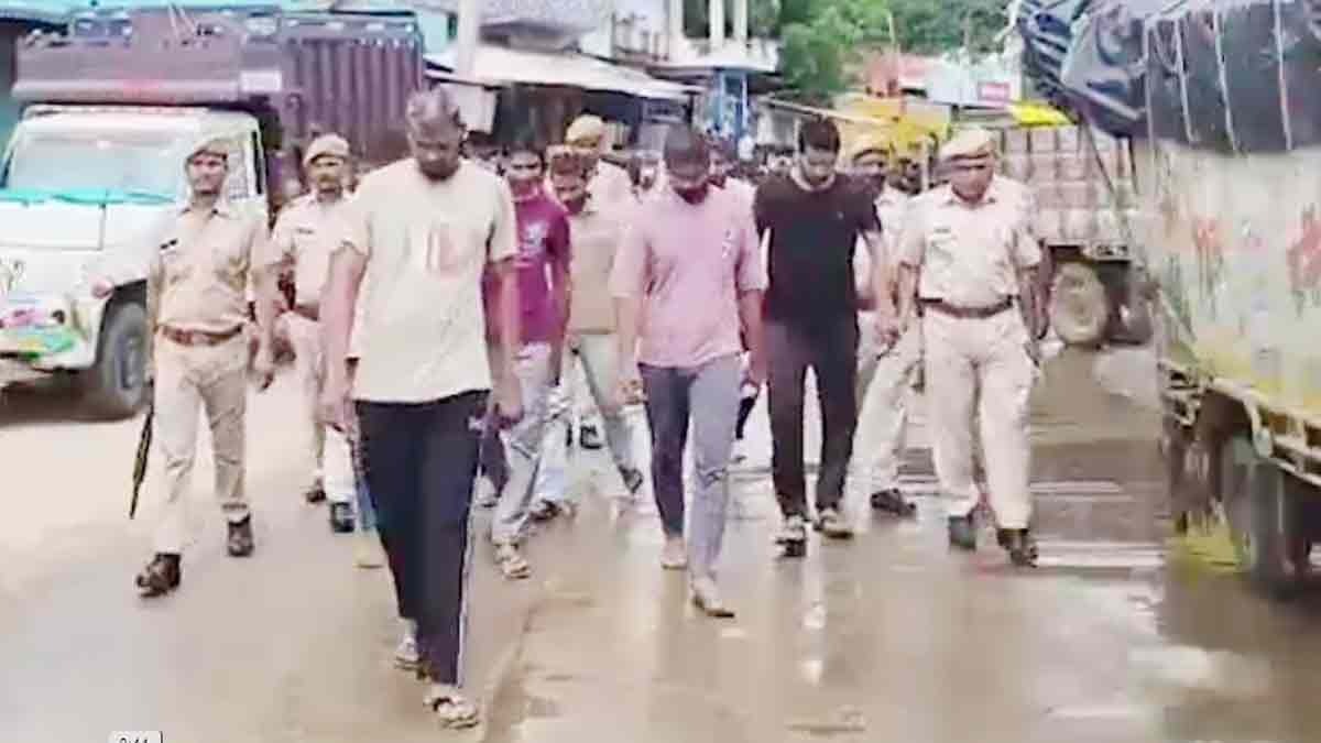 पुलिस ने 8 बदमाशों का जुलूस निकाला (Photo: Screengrab)