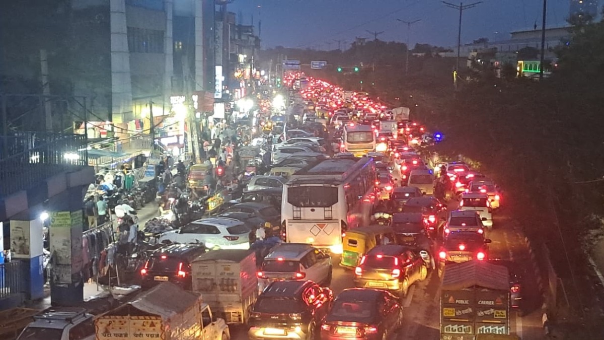 delhi noida heavy traffic jam  