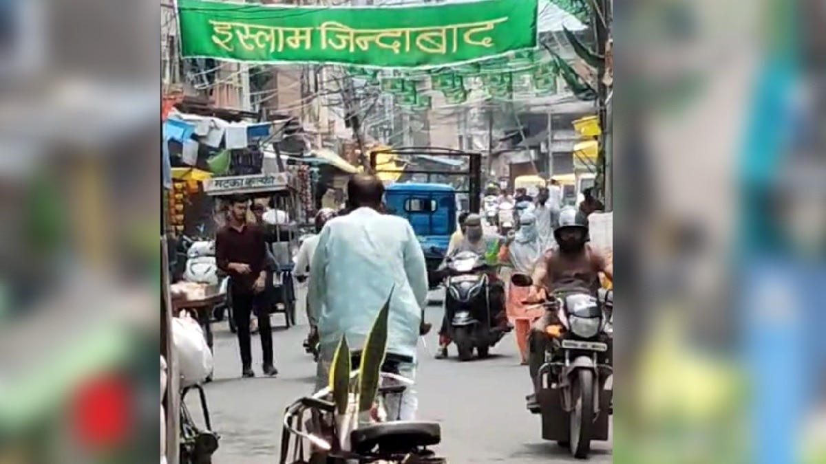 MP: इंदौर में 'इस्लाम जिंदाबाद' के बैनर पर हंगामा, VHP नेता की शिकायत पर एसीपी ने तुरंत हटवाया