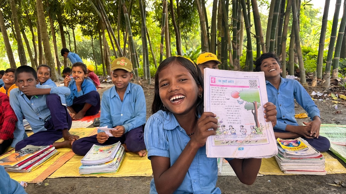 सुपौल में पेड़ के नीचे चलता है स्कूल, स्टूडेंट्स के लिए नहीं है बिल्डिंग (Photo: Amit Bhardwaj/ITG)