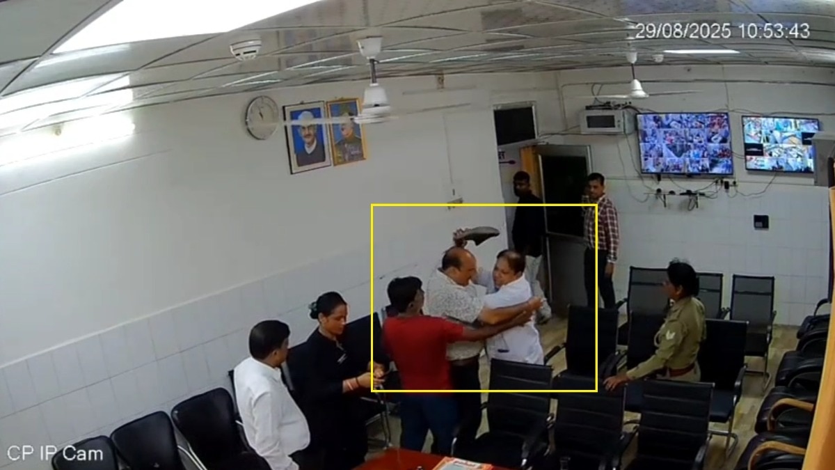 अस्पताल में भिड़े दो डॉक्टर (Photo: Screengrab)