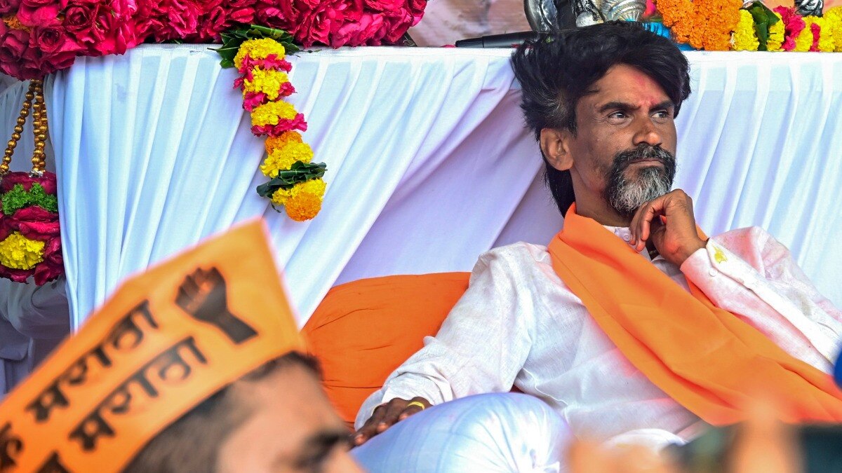 मुंबई में शुक्रवार को प्रदर्शनकारियों के भारी जमावड़े से सड़कों पर यातायात बुरी तरह प्रभावित हुआ. (Photo- PTI)