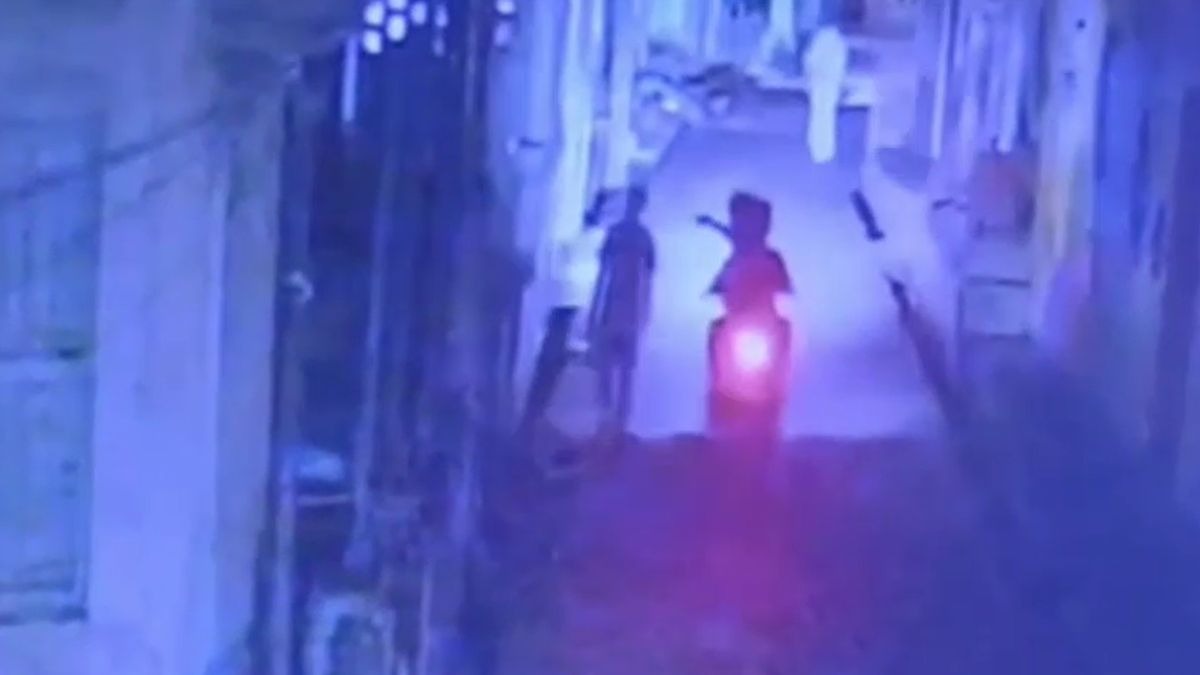 आसनसोल में सरेराह वारदात... बाइक सवार बदमाशों ने नगर निगम कर्मी के सिर में मारी गोली, सामने आया वीडियो