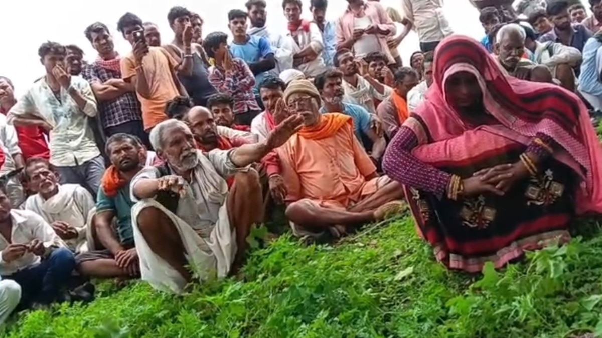 MP के गुना में पंचायत ने उड़ाईं कानून की धज्जियां, महिला को घेरकर कराया पति की हत्या का कुबूलनामा