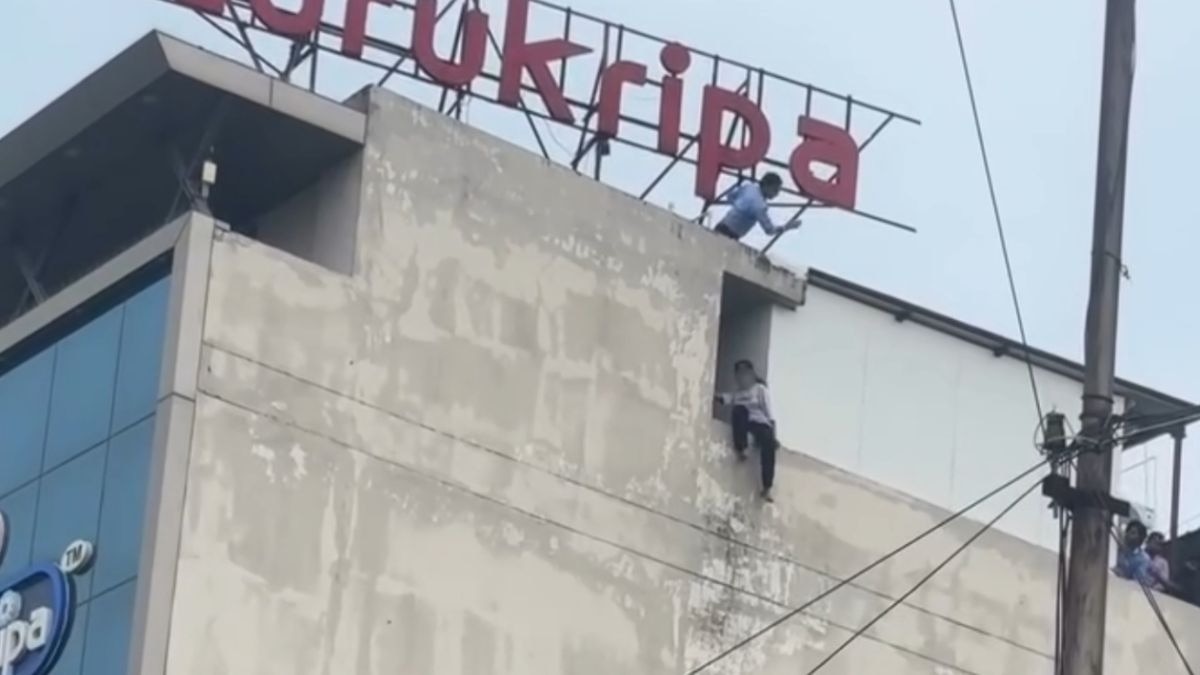 छात्रा ने की छत से कूदने की कोशिश. (Photo: Screengrab)