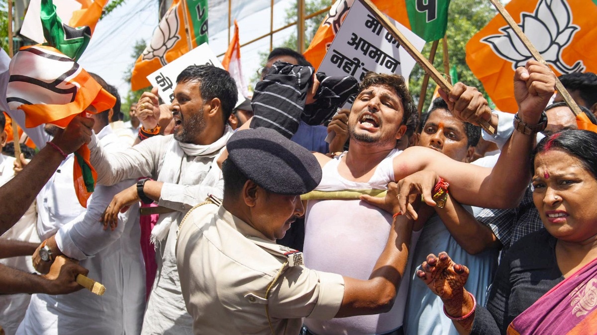 बीजेपी कार्यकर्ताओं ने दिल्ली में कांग्रेस दफ्तर के बाहर राहुल गांधी से माफी की मांग की (Photo: PTI)