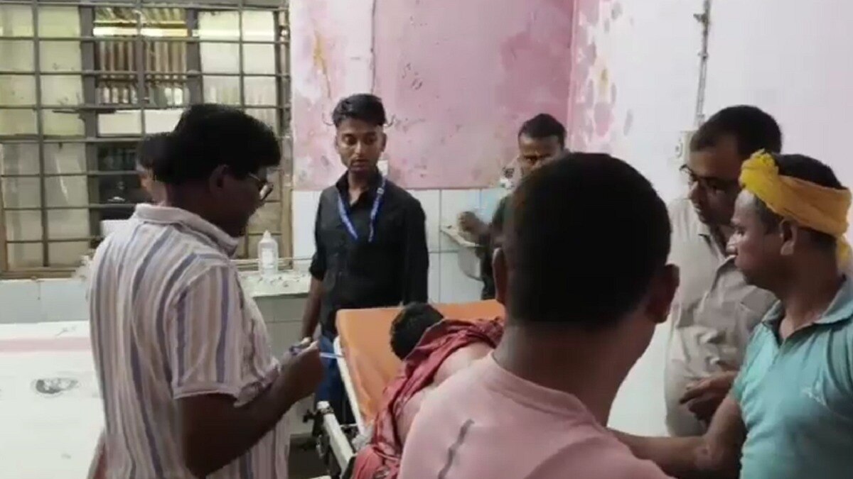 घायल का इलाज करते डॉक्टर- (Photo: Screengrab)