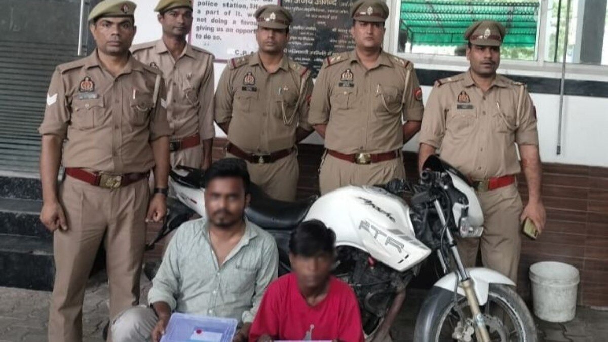 7 मोबाइल और अपाचे बाइक बरामद.(Photo: Arvind Sharma/ITG)