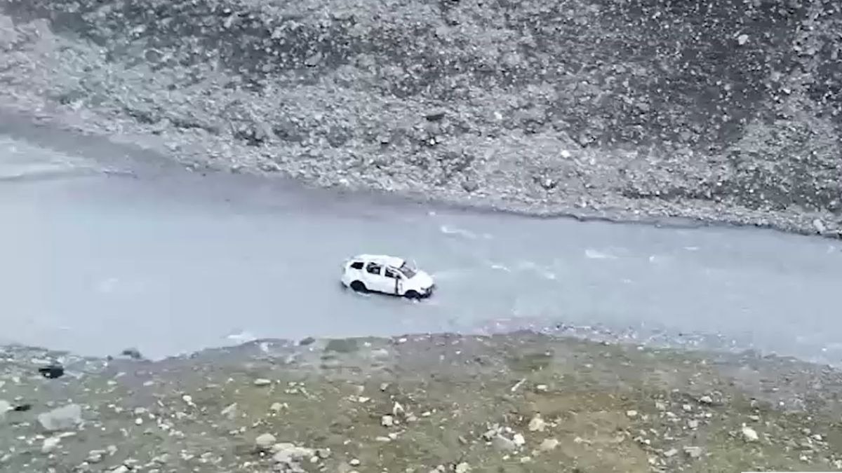 लद्दाख के पास द्रास में दर्दनाक हादसा... फिसलकर नदी में जा गिरी SUV, दो लोगों की मौत