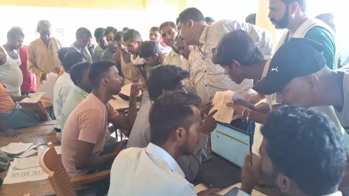 बिहार राजस्व महाअभियान शिविर में उमड़ रही लोगों की भीड़. (Photo: Screengrab)