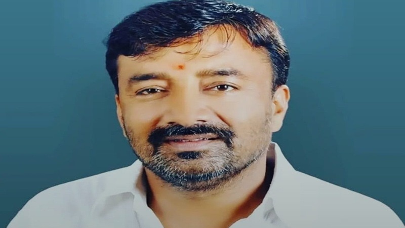 विजय कुमार सिंह, पूर्व जिला पंचायत अध्यक्ष बहराइच. (File Photo: Santosh Sharma/ITG)