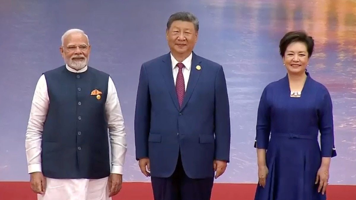 एससीओ रिसेप्शन में पीएम मोदी (L) के साथ चीन के राष्ट्रपति शी जिनपिंग (M) और उनकी पत्नी (Photo: APTN)