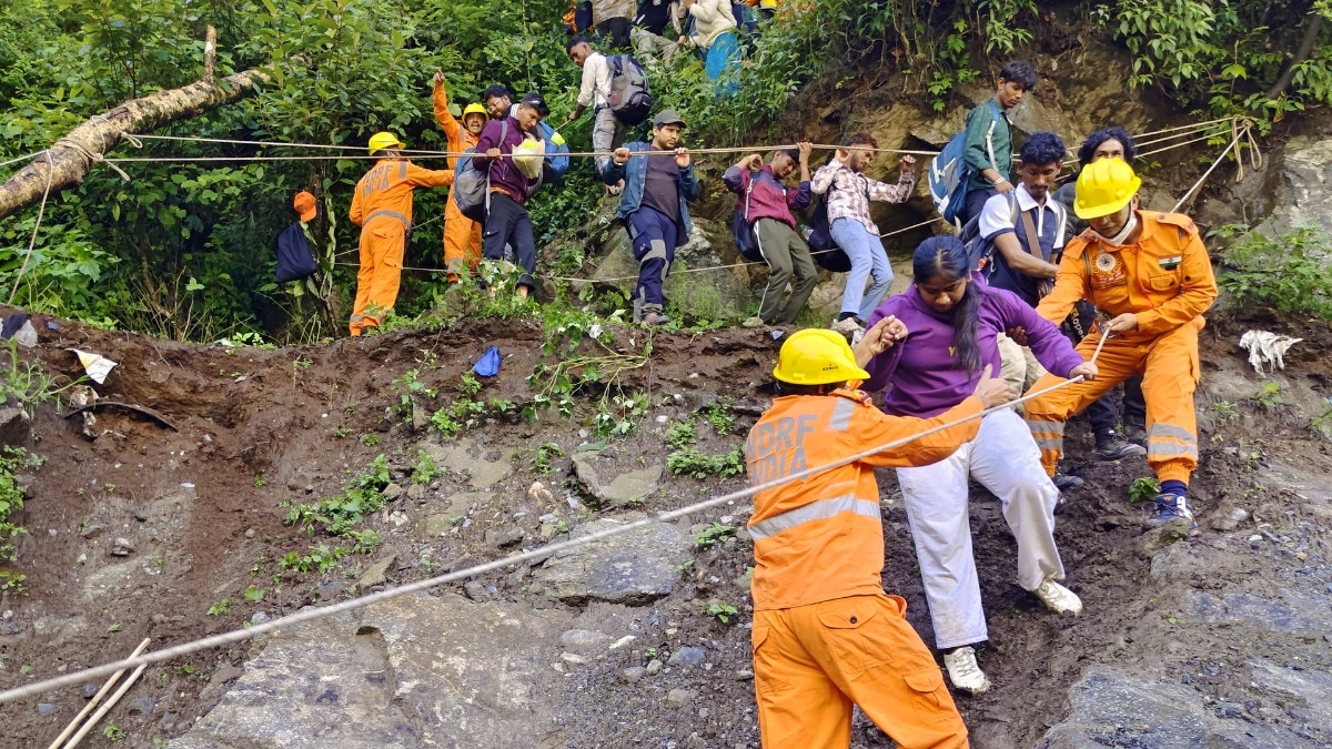 भारी बारिश से पहाड़ी और मैदानी इलाके तबाही की चपेट में (File Photo: PTI)