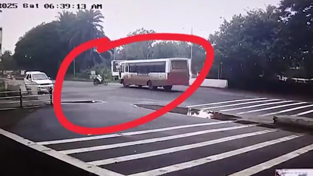 सड़क हादसे में वरिष्ठ पत्रकार की मौत, पोती को स्कूल छोड़ने जाते समय बस ने मारी टक्कर- Video