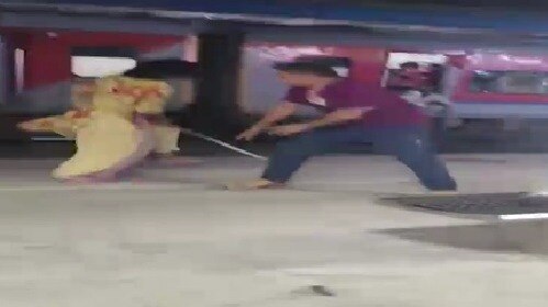 किन्नरों ने आरपीएफ इंस्पेक्टर को दौड़ाकर पीटा. (Photo: Screengrab)