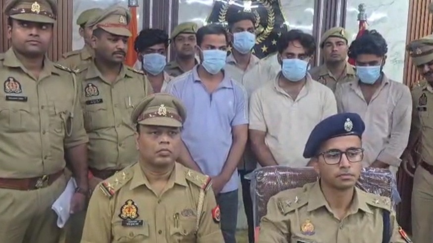 पुलिस गिरफ्त में लोगों के एमटीएम बदलकर पैसे निकालने वाला गैंग. (Photo: Arvind Sharma/ITG)