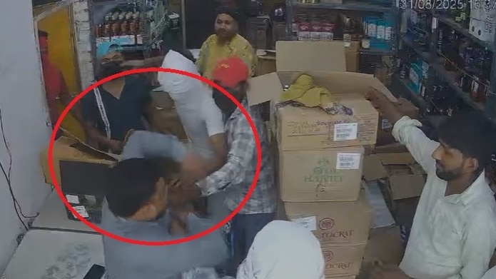 दिल्ली: शराब की दुकान में घुसकर सेल्समैन पर चाकू और हॉकी से हमला- Video