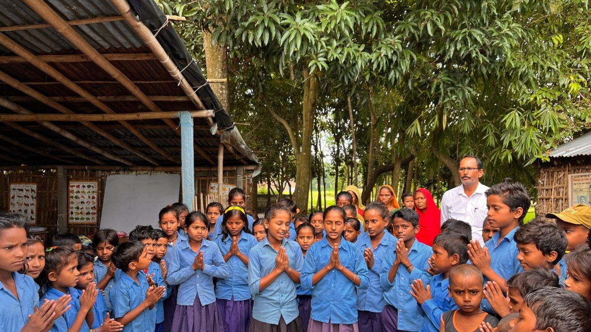 184 बच्चे हैं, टीचर भी हैं... मगर बिल्डिंग नहीं! 20 साल से खुले आसमान में चल रहे बिहार के ये स्कूल