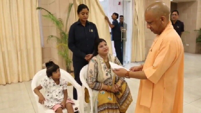 जनता दर्शन में CM से मिलकर बच्ची ने लगाई एडमिशन कराने की गुहार. (Photo: Screengrab)