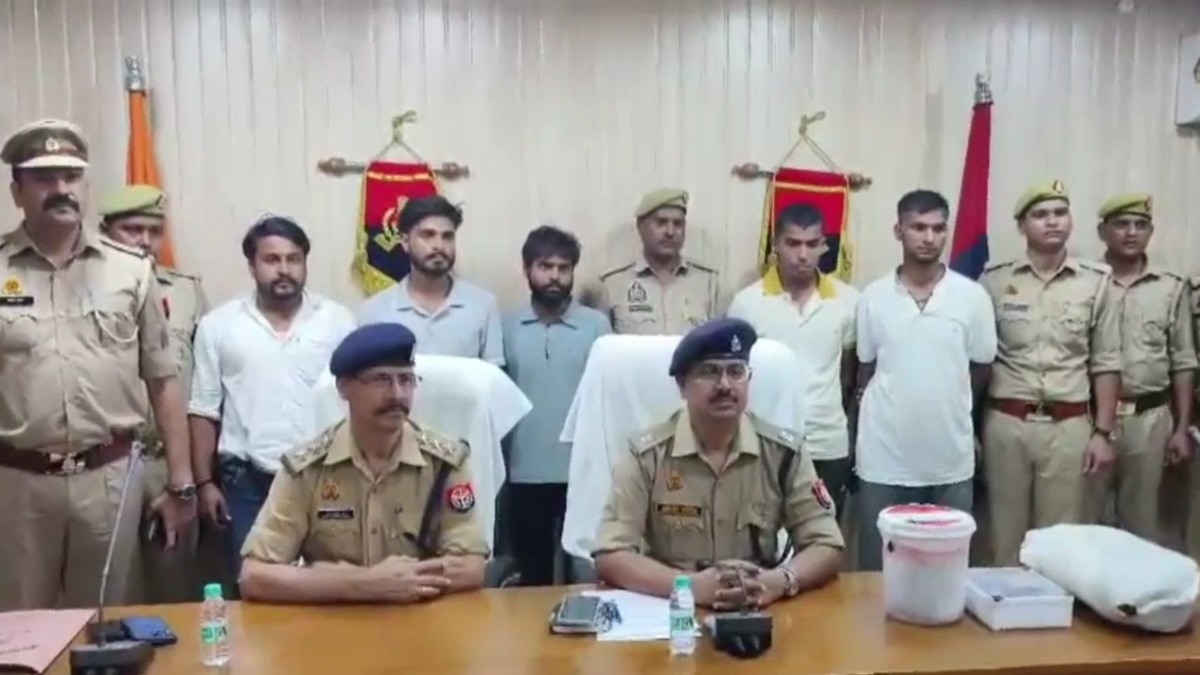 अमरोहा में ड्रग तस्करी के खिलाफ बड़ा एक्शन... 4 करोड़ की स्मैक के साथ 2 पुलिसकर्मी समेत 6 गिरफ्तार