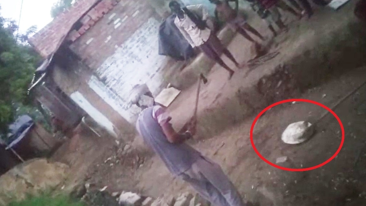 कछुए को मारकर ग्रामीणों ने उसका मांस खाया.(Photo:screengrab)