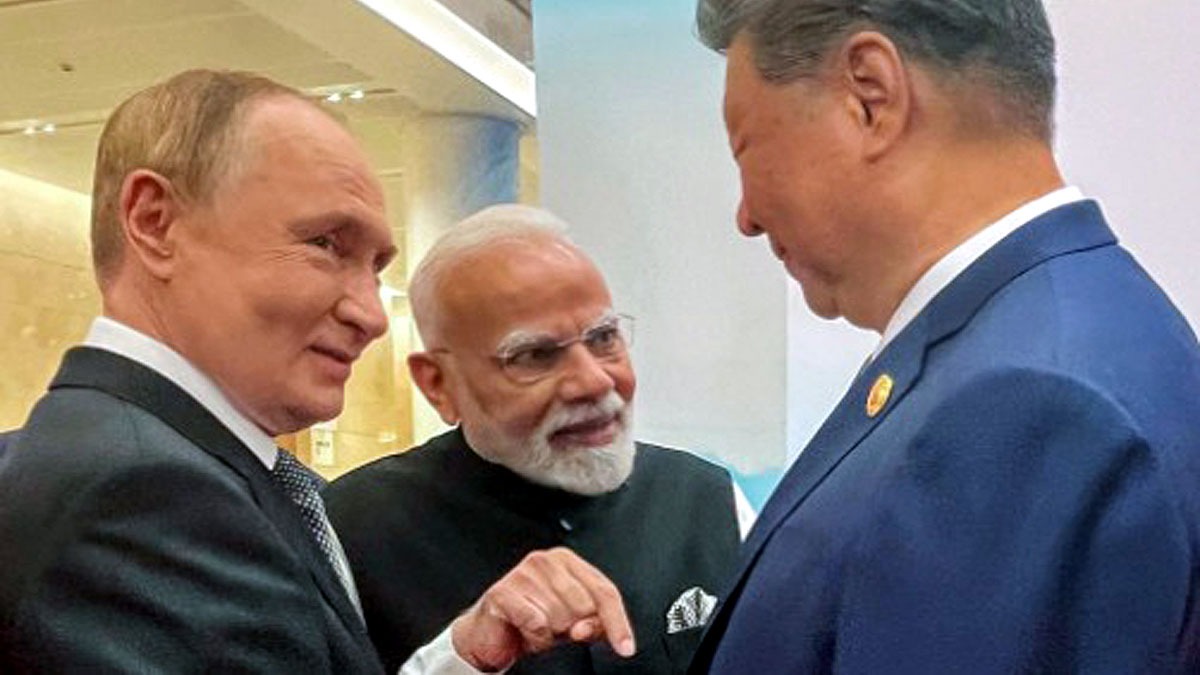 तियानजिन में पुतिन, मोदी और जिनपिंग बात करते हुए. (Photo: PTI)