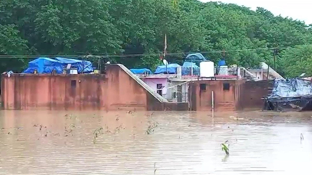 बारिश के चलते हिमाचल प्रदेश में डूबे कई घर. (Photo: Screengrab)