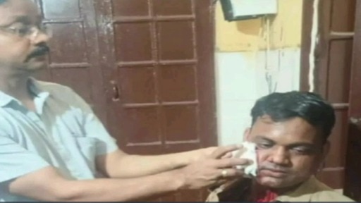  पुलिसवालों पर निकला गुस्सा. (Photo: Gajendra Tripathi/ITG)