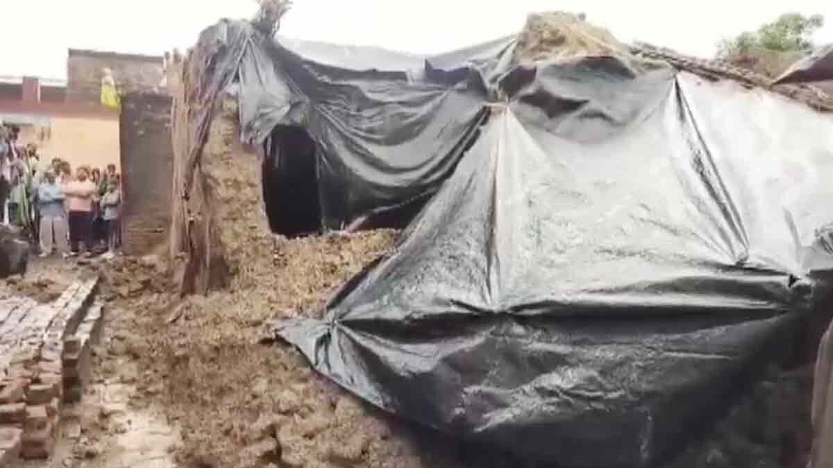 बारिश से गिरा कच्चा मकान (Photo: Screengrab)