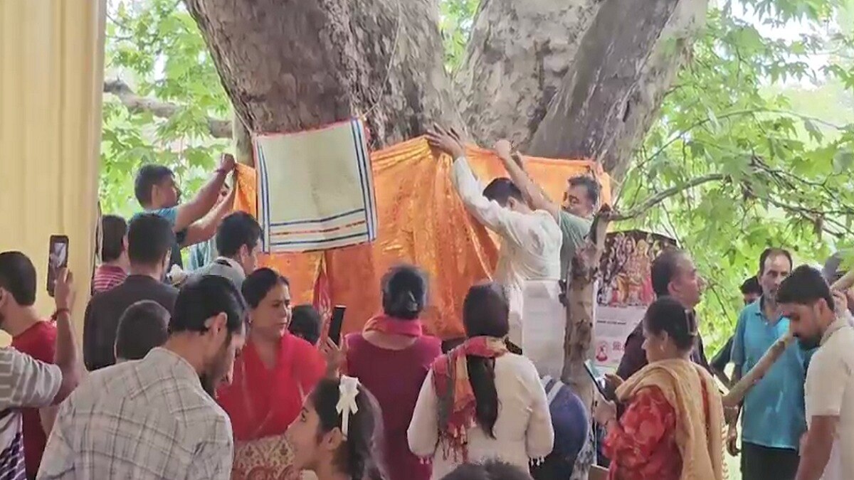 1990 में कश्मीरी पंडितों के पलायन के बाद यह खंडहर में बदल गया था- (Photo: Screengrab)