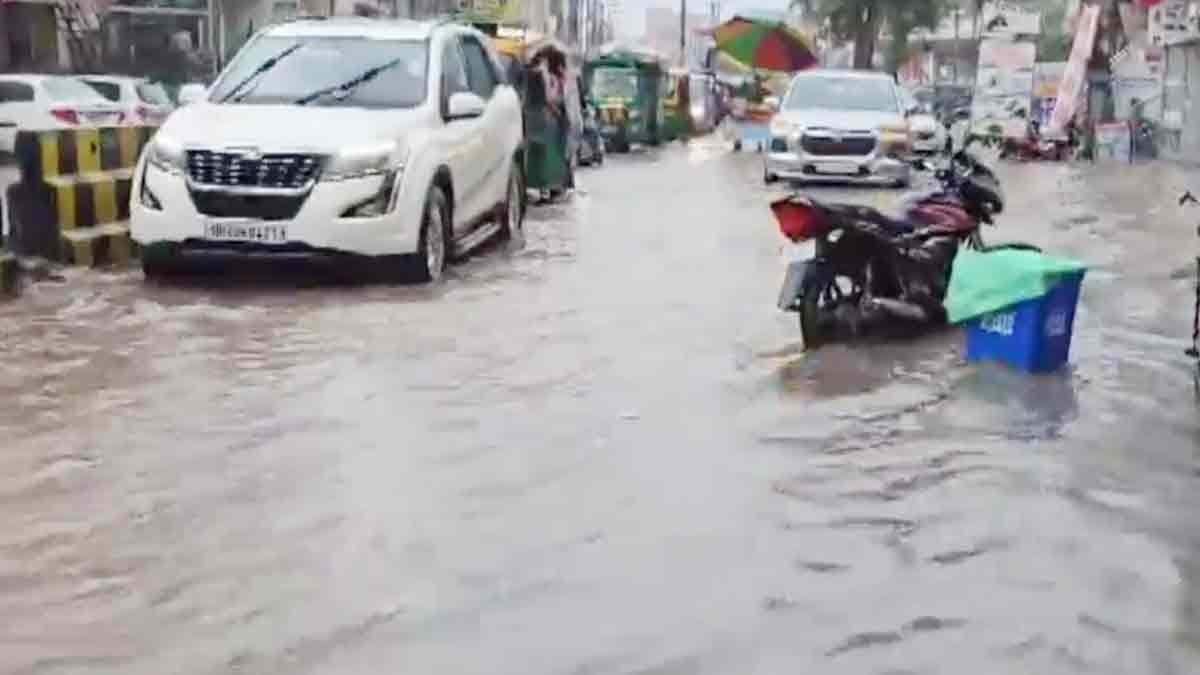 गुरुग्राम में मूसलाधार बारिश से सड़कों पर जलभराव, दिल्ली-जयपुर हाइवे पर लगा लंबा जाम
