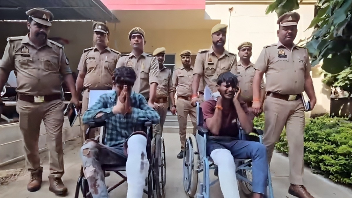 पुलिस ने बदमाशों को व्हीलचेयर पर बैठाकर माफी मंगवाई (Photo : X@kushinagarpol)