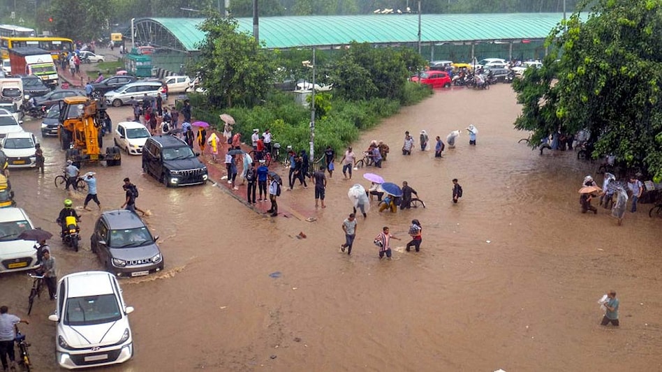 बारिश की गलती या शहर की... हर बार क्यों 'स्वीमिंग पूल' बना जाता है गुरुग्राम? - why does Gurugram become swimming pool - AajTak