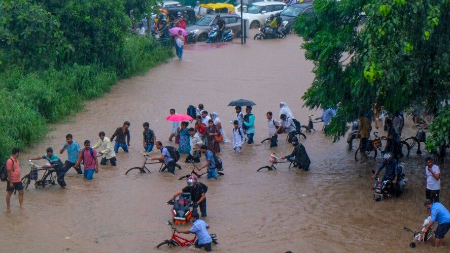 गुरुग्राम की चकाचौंध पर भारी पड़ती है बारिश (Photo-PTI)
