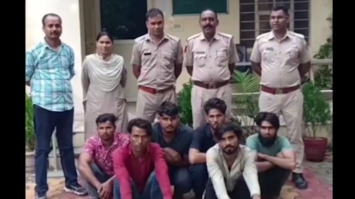 पुलिस गिरफ्त में आरोपी ठग. (Photo: Screengrab)