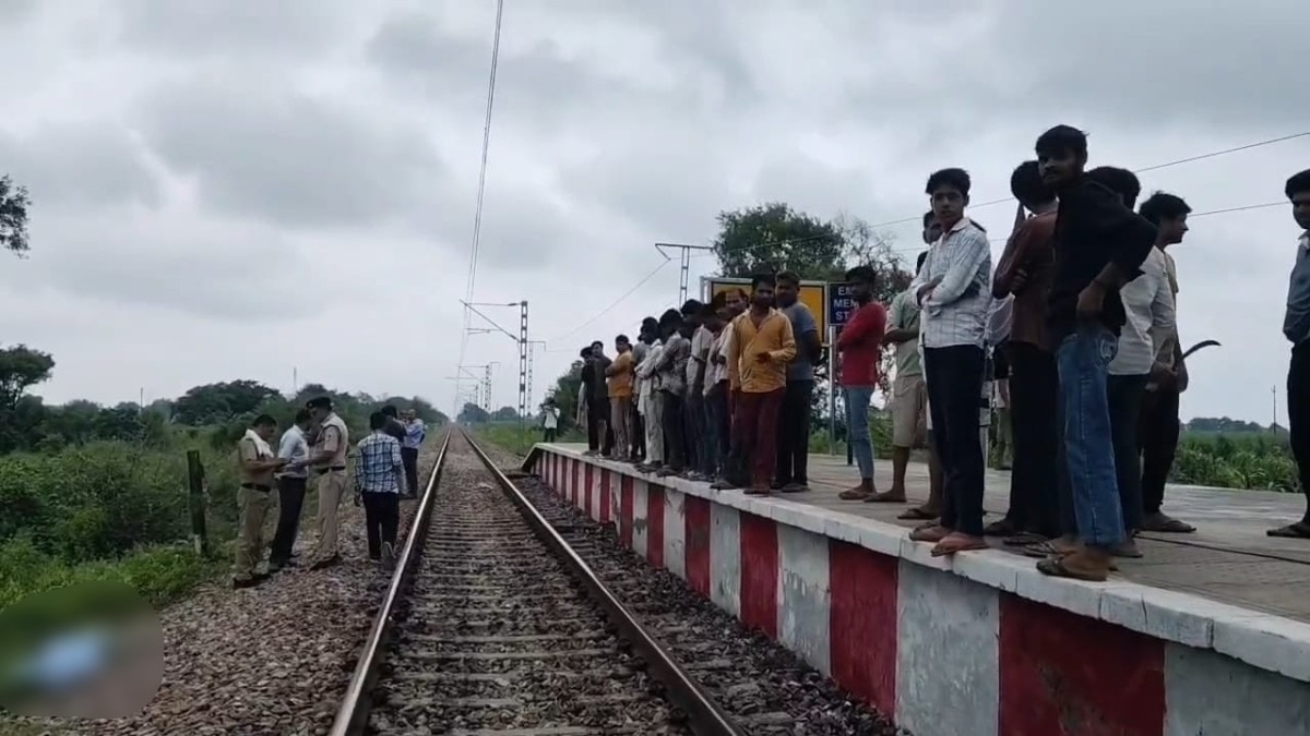 घटना के बाद मौके पर मौजूद पुलिस और स्थानीय लोग (Photo: ITG)