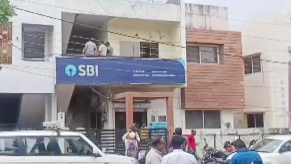 एसबीआई बैंक से करोड़ों की चोरी (Photo: Screengrab)