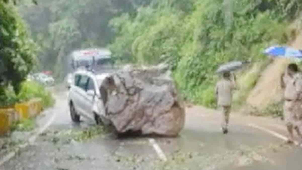 Mountain fell on the car, child passenger narrowly escaped