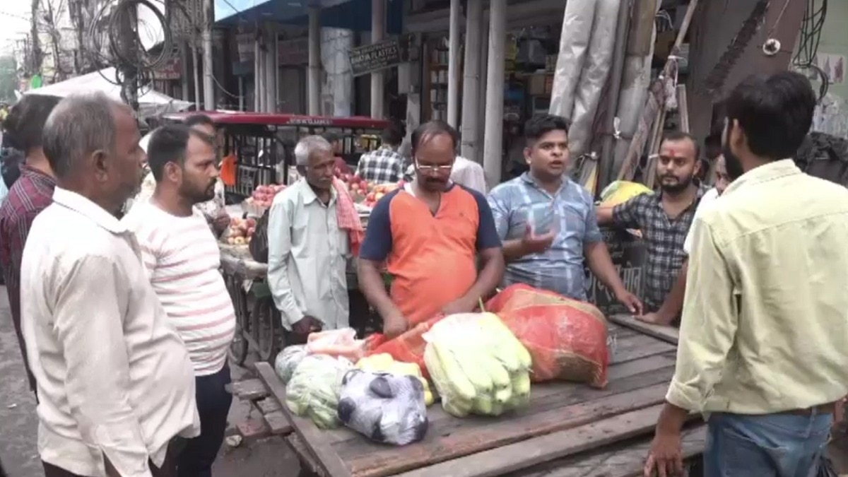 दुकानदार ने कहा कि उनके 800 रुपये भी ले गए- (Photo: Screengrab)