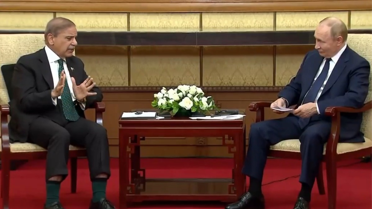 पाकिस्तान के प्रधानमंत्री शहबाज शरीफ और रूसी राष्ट्रपति व्लादिमीर पुतिन. (Photo: AFP)