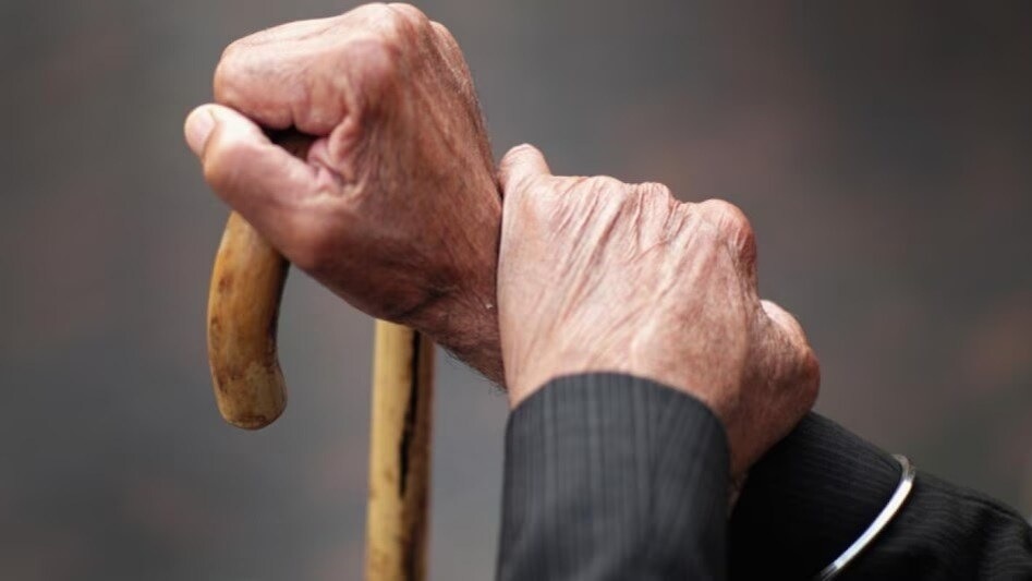 बुजुर्ग को कागजों पर दिखाया मृत और रोक दी पेंशन. (Photo: Representational ) 