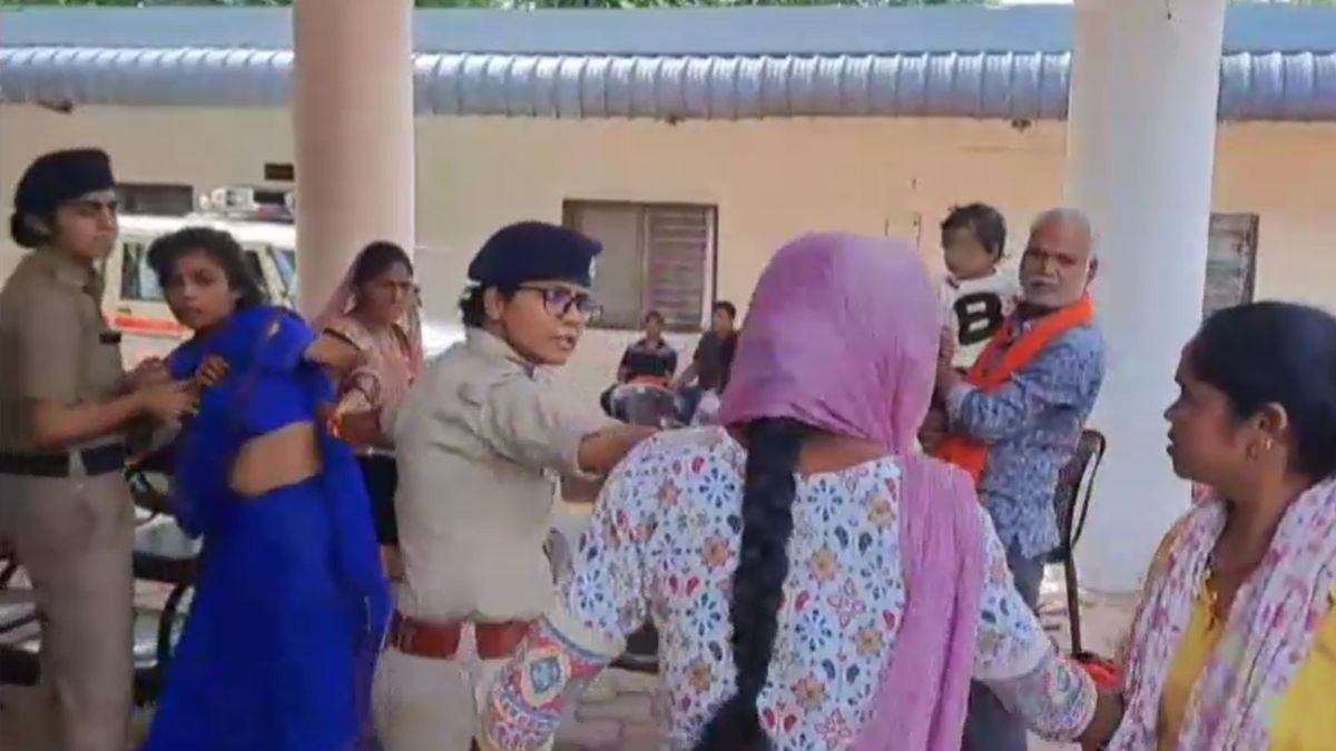 एसपी ऑफिस में भिड़ीं दो महिलाएं. (Photo: Screengrab)