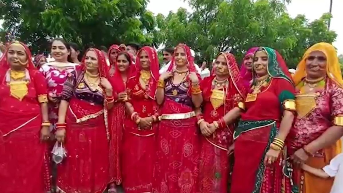 मेले में आईं महिलाओं ने पहन रखी थी 50 से 80 लाख तक की ज्वेलरी. (Photo: Screengrab)