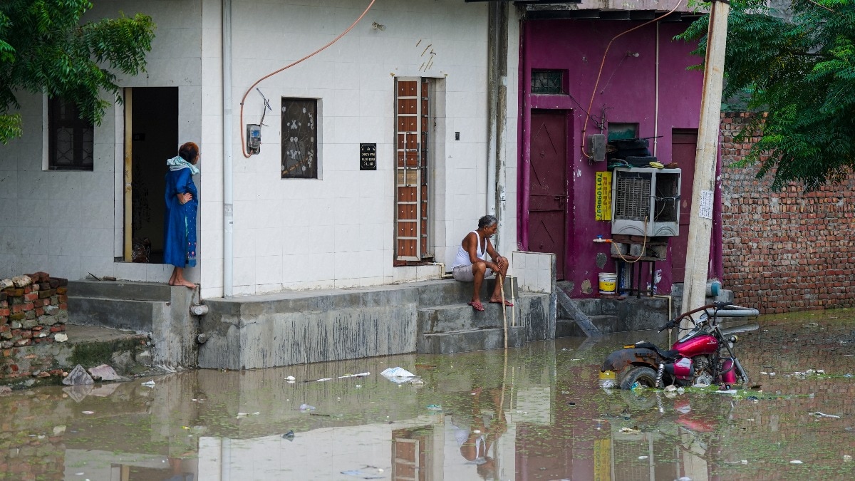 कॉलोनियों में घुसा यमुना का पानी (फोटो-PTI)