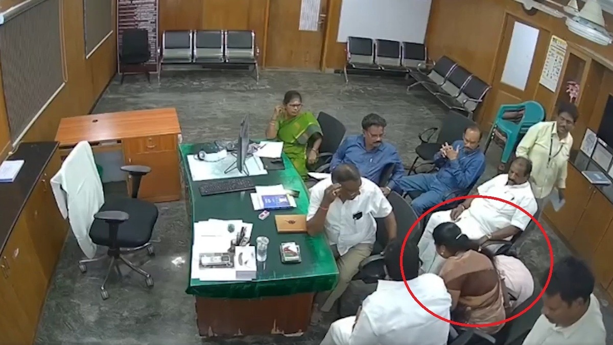 DMK पार्षद ने दलित कर्मचारी से पैरों पर गिरकर मंगवाई माफी, Video वायरल