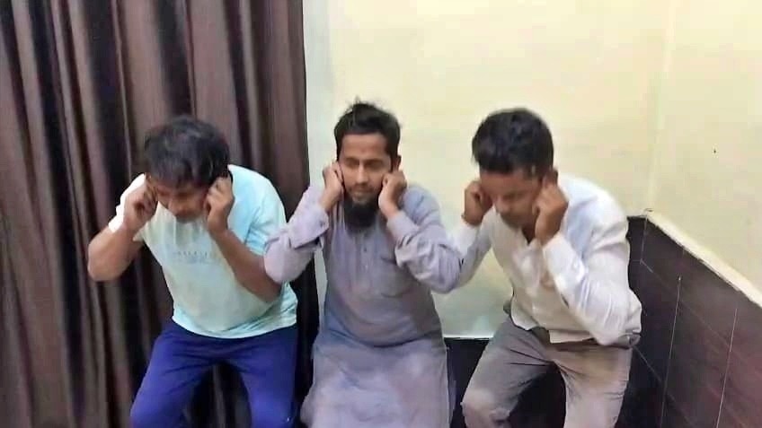 वाराणसी पुलिस की गिरफ्त में आरोपी मौलाना और अन्य (Photo: ITG)