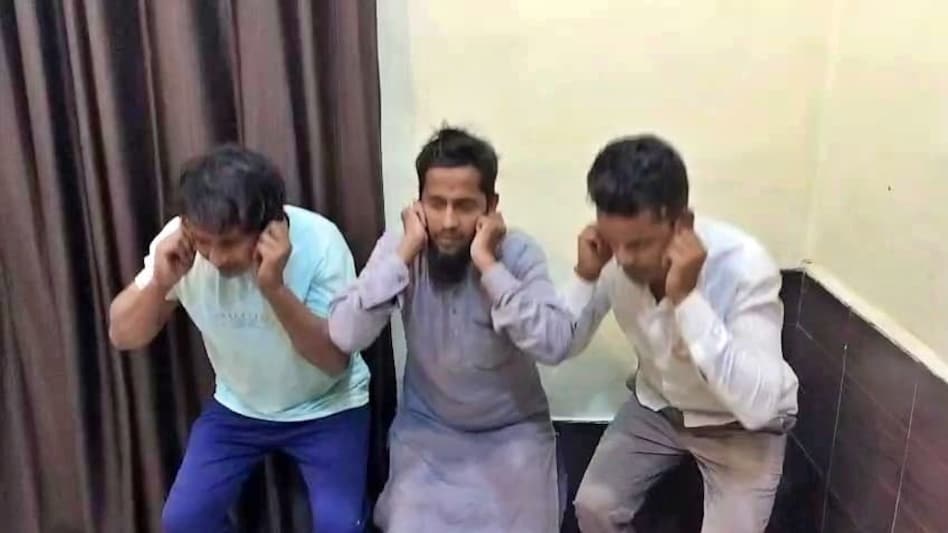 वाराणसी पुलिस की गिरफ्त में आरोपी मौलाना और अन्य (Photo: ITG)
