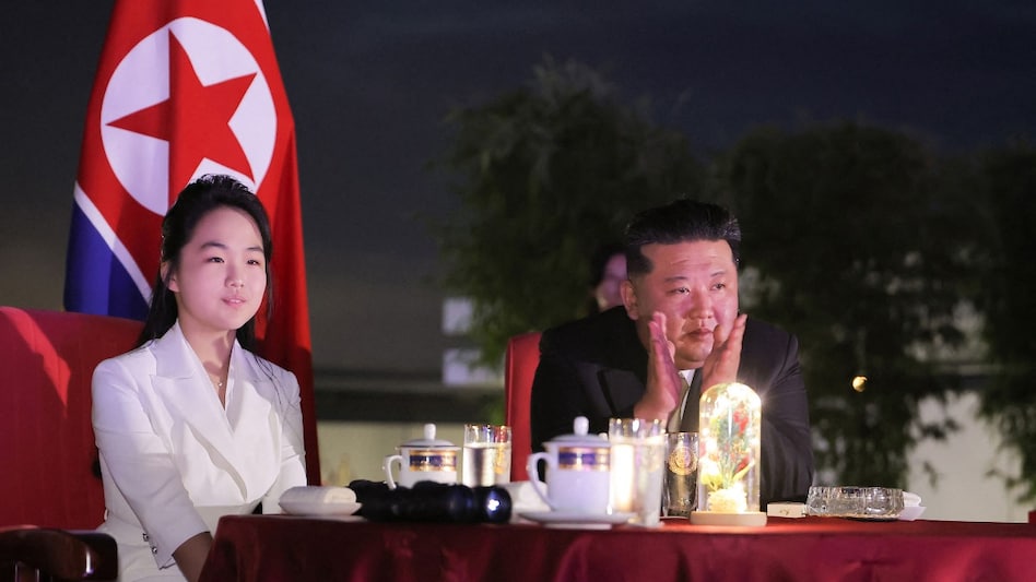 किम जोंग उन की बेटी किम जो आह पर सबकी नज़रें, क्यों बेटे को छोड़कर बना रहे हैं उत्तराधिकारी? किम जोंग उन की बेटी किम जो आह पर सबकी नज़रें, क्यों बेटे को छोड़कर बना रहे हैं उत्तराधिकारी?